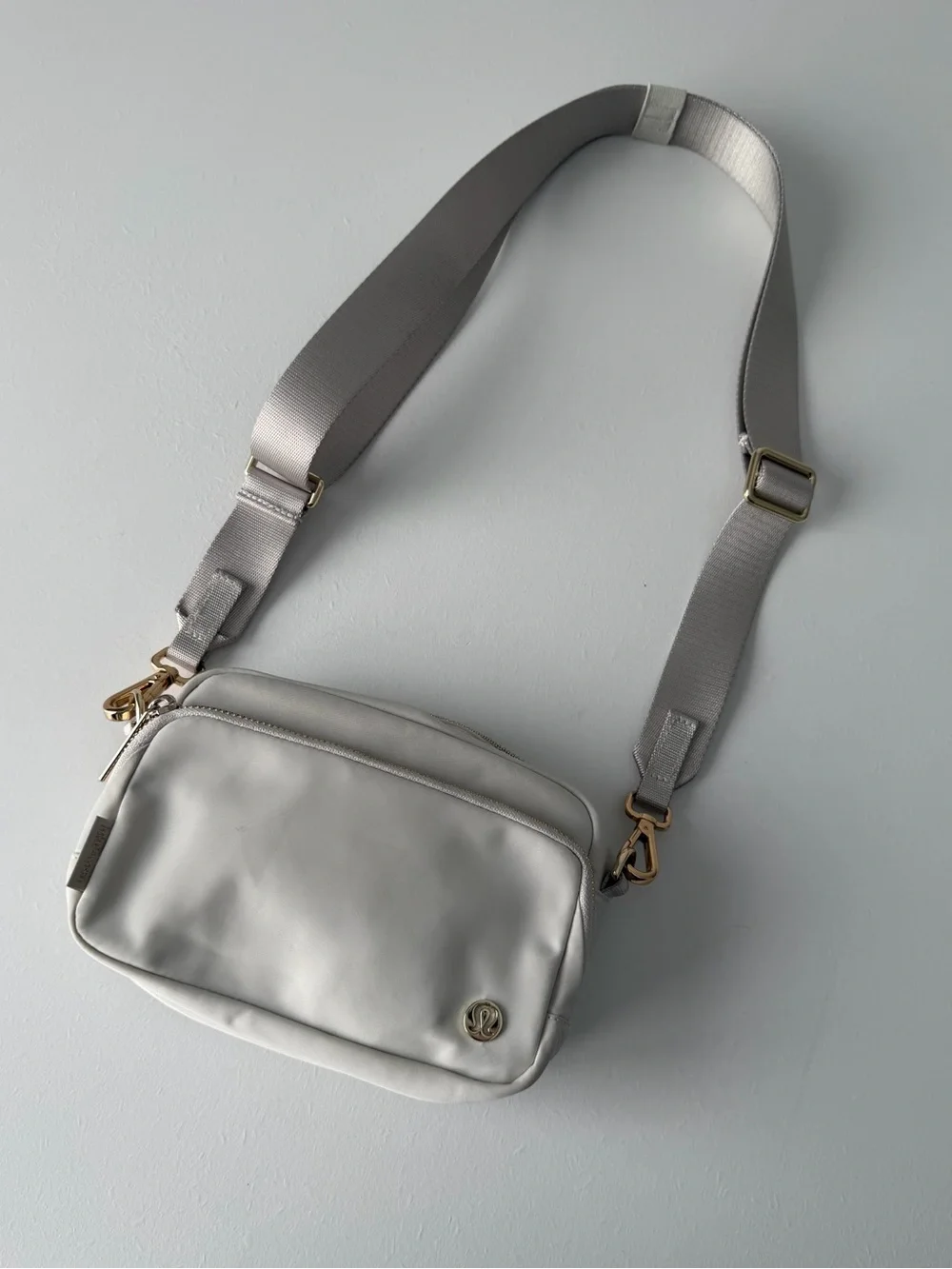 Lululemon Everywhere Crossbody Bag 2L Ivory & Gold